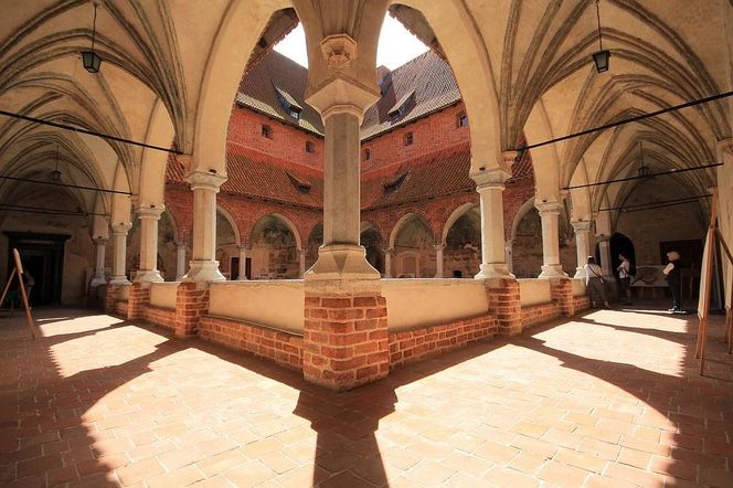   To miasto ma najładniejszy rynek w woj. warmińsko-mazurskim. Zobacz, co mówi AI