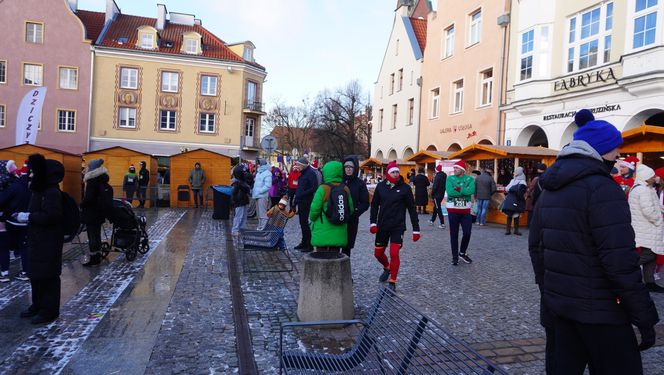 Bieg Mikołajów w Olsztynie. Około 400 osób pobiegło w charytatywnym celu [ZDJĘCIA]