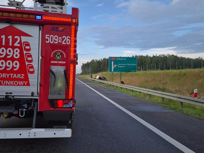 Śmiertelny wypadek na S7! Dwóch mężczyzn nie żyje. Bus huknął w bariery i wpadł do rowu [ZDJĘCIA]