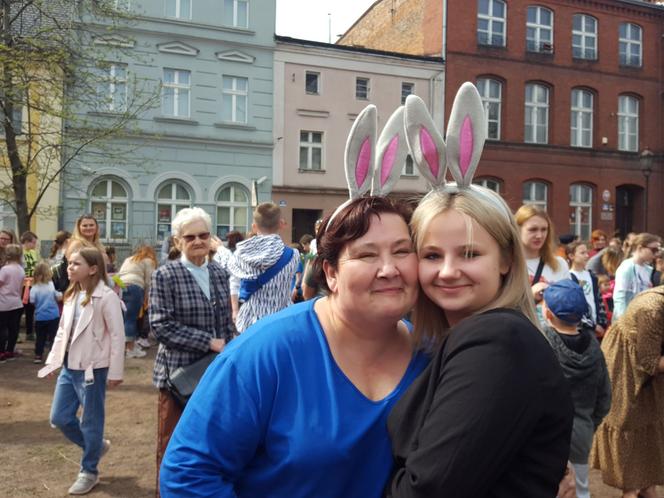 Zające chodzące i z czekolady w centrum Leszna