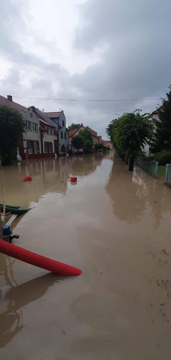 Zalane ulice, woda w budynkach. Dramatyczna sytuacja w Suchaczu i Tolkmicku