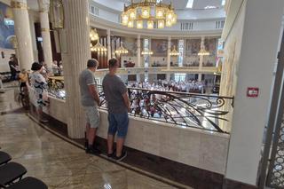 A po mszy idziemy do restauracji. Tłumy u ojca Rydzyka w kościele i w restauracji