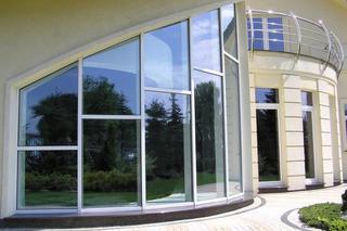Aluminiowe okna i drzwi podbijają budownictwo mieszkaniowe, w tym domy jednorodzinne