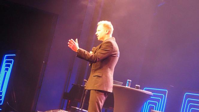 Maciek Stuhr w stand up-ie w Teatrze Rozrywki w Chorzowie