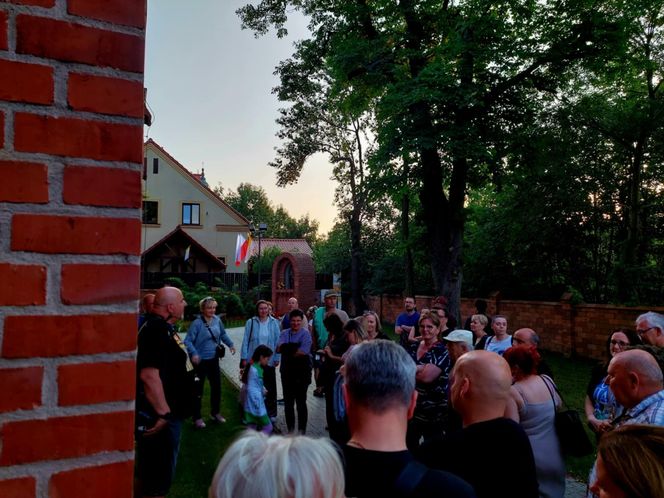 Magiczna Noc Świętojańska w Starym Fordonie. Spacer pod gwiazdami przyciągnął bydgoszczan i turystów