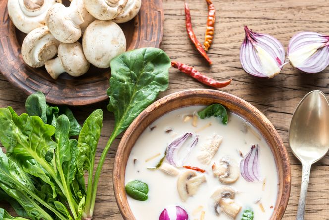 Oryginalna zupa tajska z mlekiem koksowym i curry: pikantna, sycąca i rozgrzewająca 