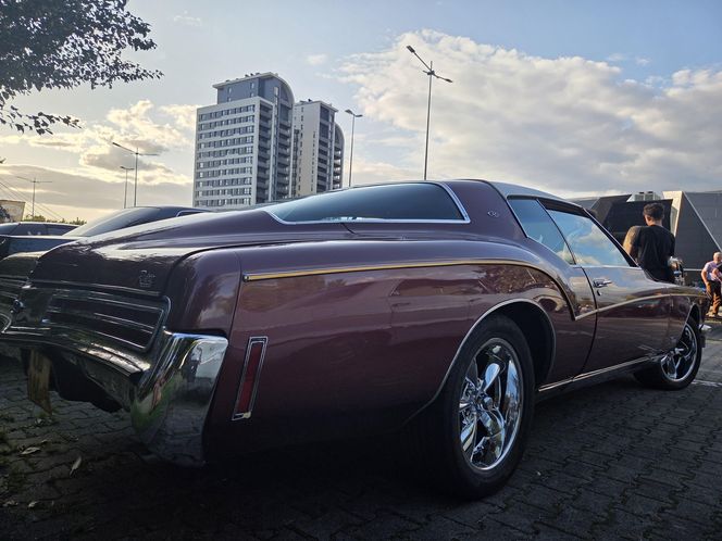 Motoryzacyjne legendy pod Torbydem. "Bydgoskie Klasyki Nocą" znów przyciągnęły tłumy