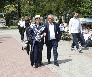 Fani i artyści żegnają Joannę Kołaczkowską. Pogrzeb artystki na Powązkach [ZDJĘCIA]