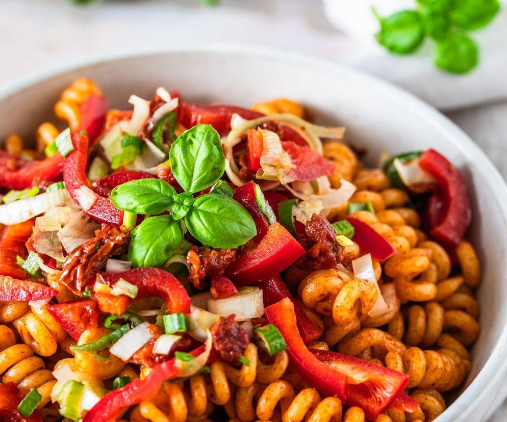 sałatka makaronowa z warzywami