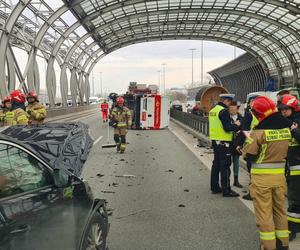 Gigantyczne utrudnienia na S8. Zderzenie busa z samochodem osobowym. Kierujący citroena wydmuchał 2 promile