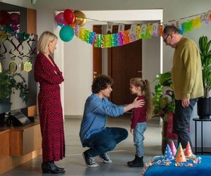 Barwy szczęścia odc. 3186. Olga (Dorota Łukasiewicz-Kwietniewska), Marek (Marcin Perchuć), Witek (Witold Sosulski), Wioletka (Sara Kudaj)