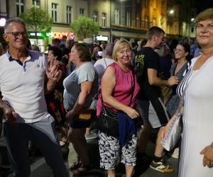 Potańcówka przed Teatrem Śląskim w Katowicach