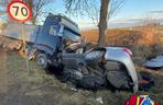 Horror w Golanach. Czołowe zderzenie ciężarówki i audi. Nie żyje kierowca osobówki