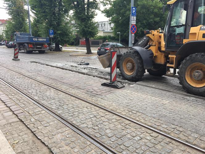 Trwa naprawa torowiska na Wybickiego w Grudziądzu