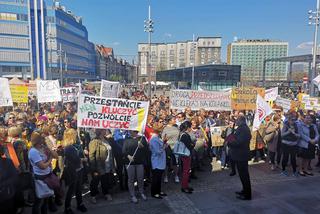 Strajk nauczycieli: PiS**nki obiecanki. Tłumy na proteście w Katowicach.