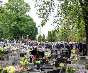 Tłumy na pogrzebie legendy polskiego rapu. Pożegnaliśmy Jokę z Kalibra 44