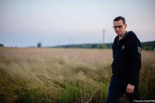 Z samego rana Mateusz Morawiecki pojawił się na Ukrainie. Postawił drewniany krzyż w szczerym polu