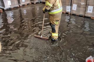 Walka z ulewami w Rawiczu. Zalane są piwnice, kotłownie, sala sportowa, magazyn opakowań, klub fitness, a także drogi i podwórza.