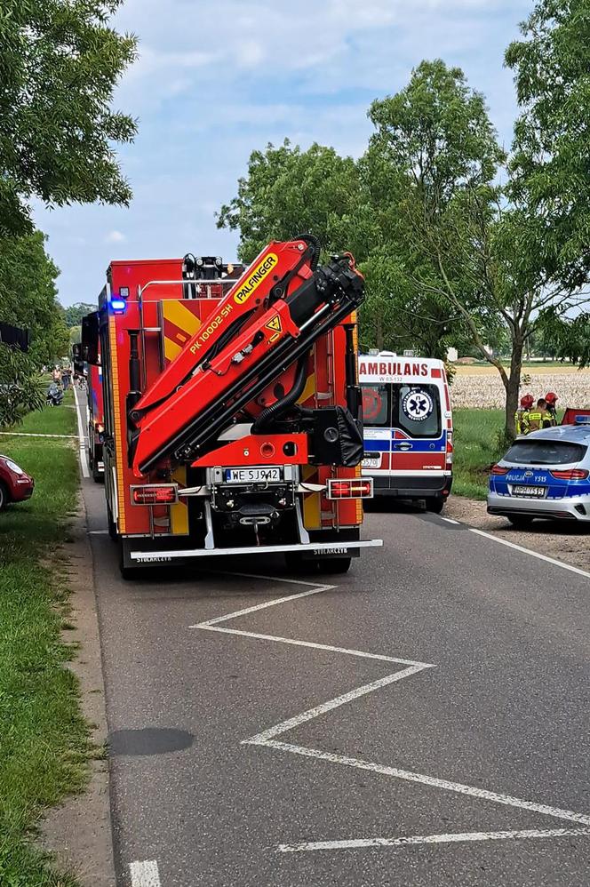 Auto 39-latki huknęło w drzewo i zmieniło się w kupę pogiętego złomu. Tragiczny wypadek w Zygmuntowie