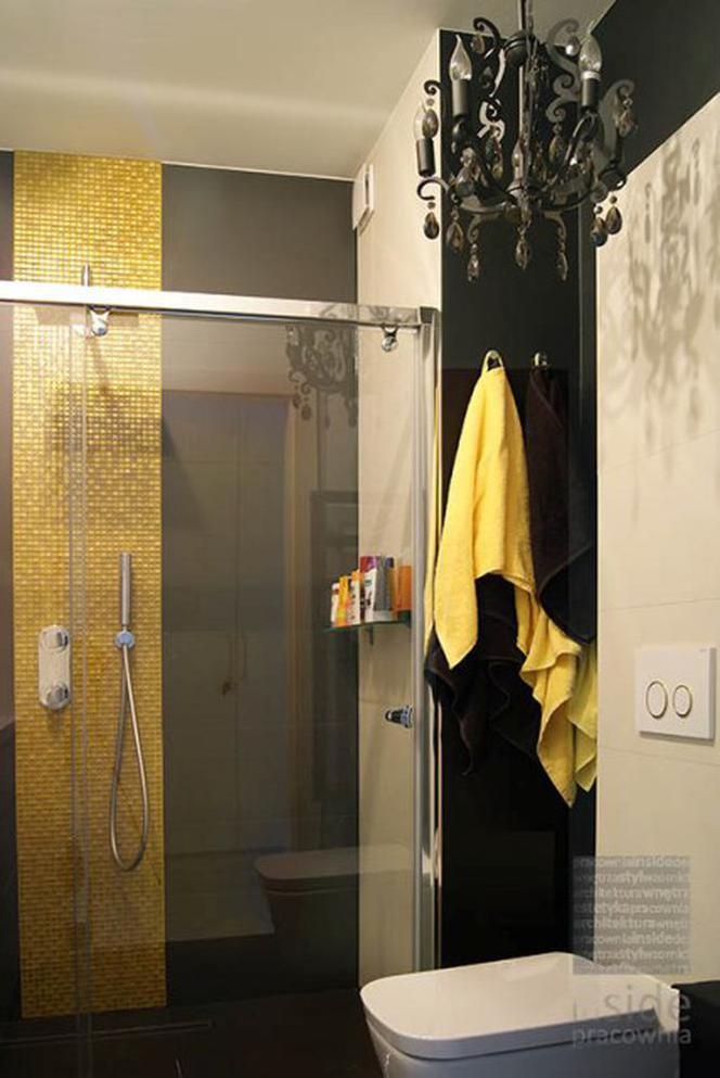 Odważna aranżacja kawalerki: złoty w łazience