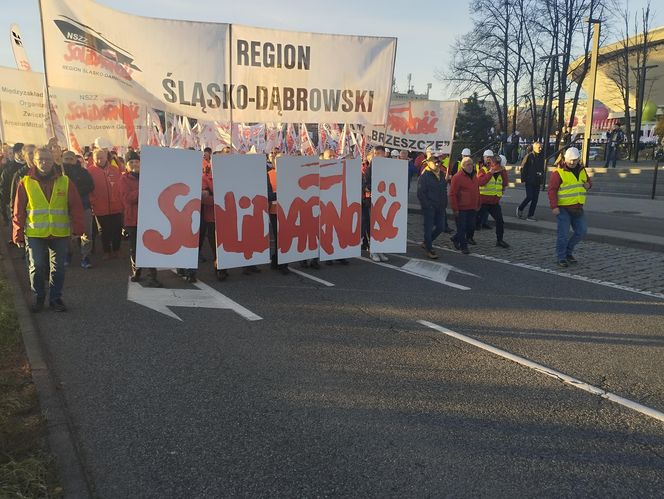 Protest w Katowicach. Tysiące związkowców na ulicach. Padły mocne słowa o „zbrodniczej ideologii”