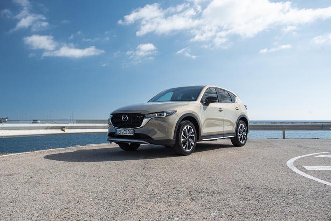 Mazda CX-5 2022 - zmian jest więcej, niż się wydaje. Warto przesiadać się z poprzedniej wersji?