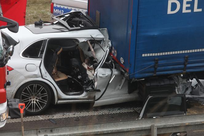 Tragiczny wypadek na S8. Nie żyje Tomasz Jakacki, prezes PSL z powiatu łomżyńskiego. Porsche zostało sprasowane 