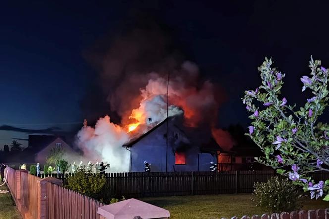 Ogień buchał z płonącego domu pod Węgrowem. W potwornym pożarze spłonął mężczyzna