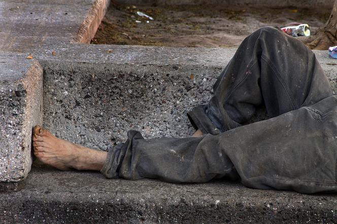 Jeden z bezdomnych zmęczył się ucieczką i zasnął