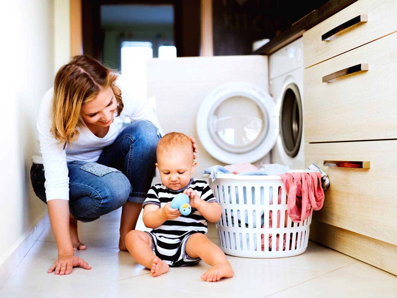 Jak prać ubranka niemowlęce? Oto nieszkodliwe dla maluszka sposoby na trudne plamy