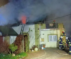 Groźny pożar w powiecie staszowskim. Strażacy w akcji [ZDJĘCIA]