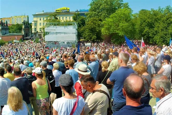 Manifestacja 4 czerwca na placu Solidarności w Szczecinie