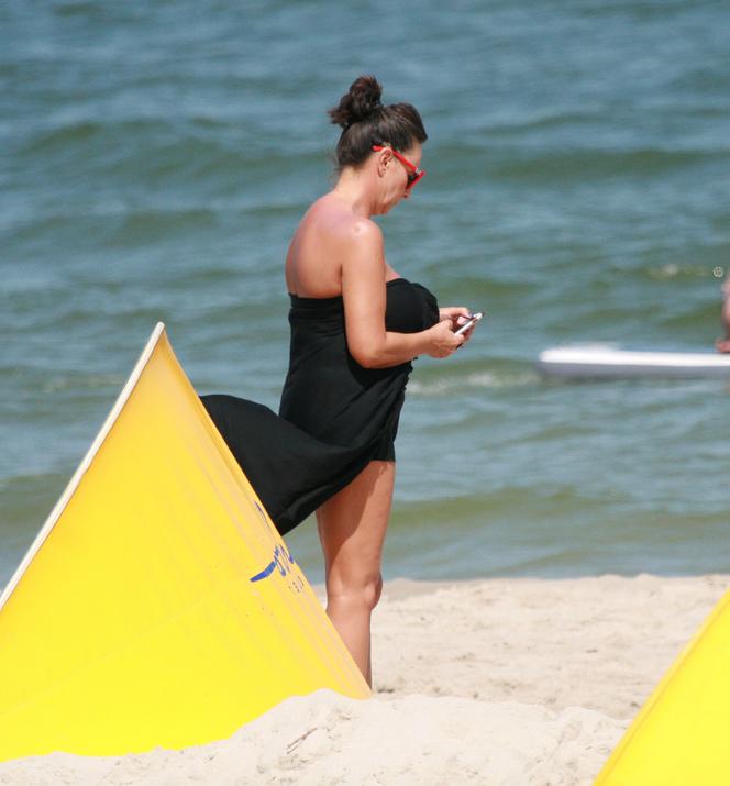 Anna Korcz na plaży na Bałtykiem