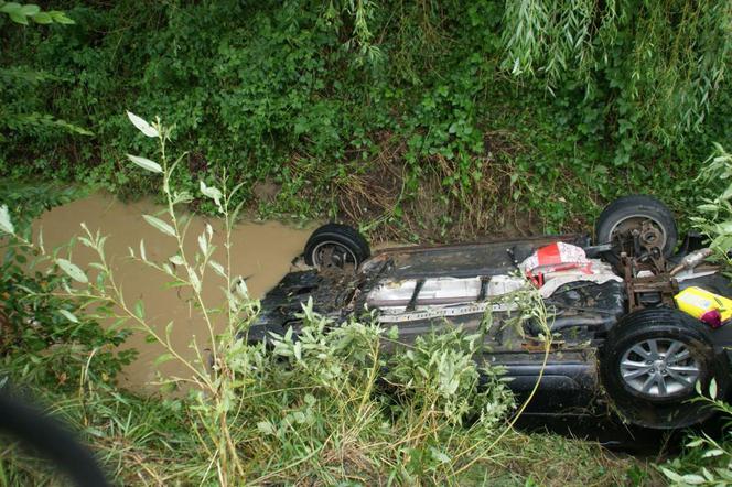 O krok od tragedii.  Pojazd dachował w rzece