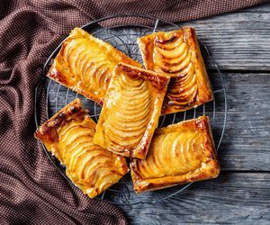 Z ciasta francuskiego, twarogu i tych owoców piekę wyborne ciastka. Są pyszne, łatwe i szybkie