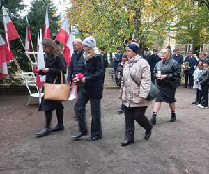 Zapalono znicze dla rozstrzelanych mieszkańców Leszna. W rocznicę tragicznych wydarzeń [ZDJĘCIA]