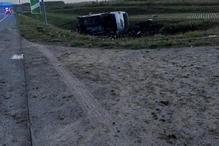 Poważny wypadek pod Łomżą. Bus wypadł z drogi. Wielu poszkodowanych