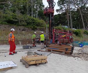 Badanie geologiczne na plaży w Lubiatowie. Budowa elektrowni jądrowej w gminie Choczewo