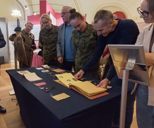 Wojenne pamiatki po Antonim Firleju w Muzuem Okręgowym w Lesznie. Był żołnierzem Dywizji Generała Maczka