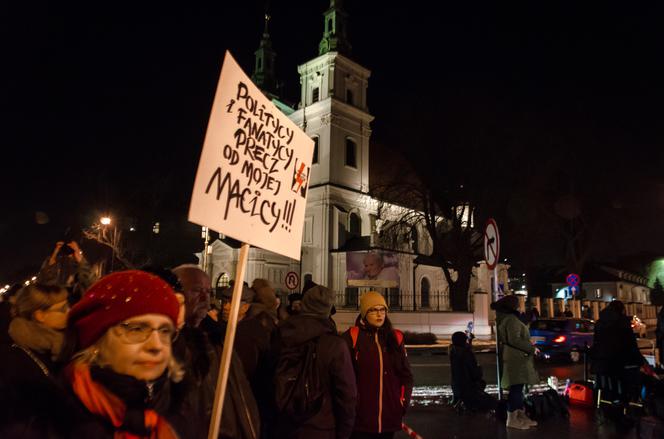 "Nie mów mi, co mam robić". Protest kobiet w Krakowie [GALERIA ZDJĘĆ, AUDIO]