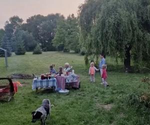 M jak miłość po wakacjach. Barbara (Teresa Lipowska), Lenka (Olga Cybińska), Zuzia (Marcelina Kempka), Emilka (Julia Kempka), Misiek (Aleksander Bożyk)