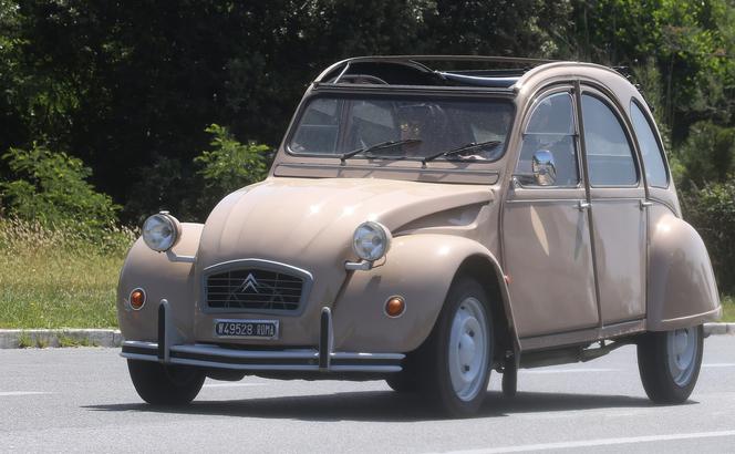 Gianluigi Buffon i jego dziewczyna Ilaria D'Amico w zabytkowym Citroenie 2CV Special