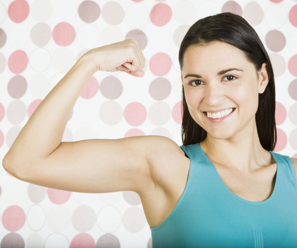 Ćwiczenia na biceps przeznaczone dla kobiet wzmocnią nie tylko ramiona, ale i mięśnie pleców oraz klatki piersiowej.