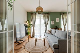 Przepiękne mieszkanie w stylu boho. Sypialnię i kuchnię zamieniono miejscami
