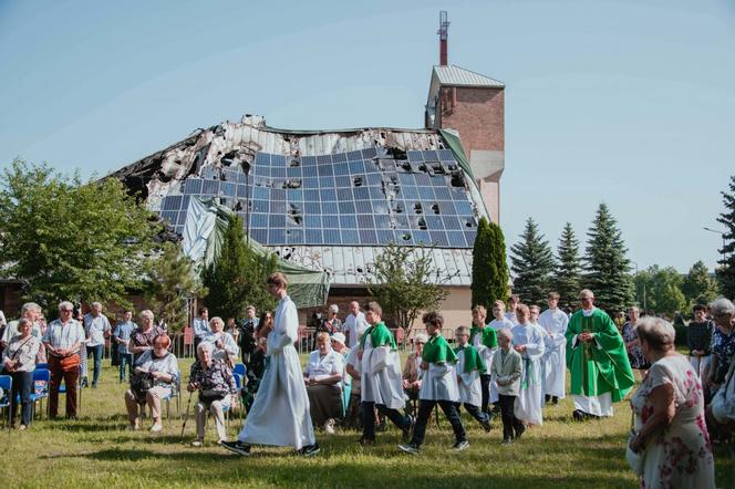 Msza niedzielna przy spalonym kościele w Sosnowcu