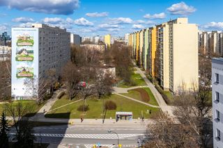 Dom jednorodzinny między blokami przy alei Lotników 26 w Warszawie