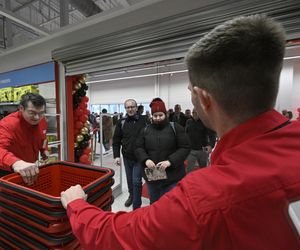 Wielkie otwarcie sklepu szwedzkiego giganta w Warszawie. Były gigantyczne promocje i długie kolejki