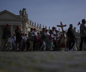 Hołdy na Placu Świętego Piotra.