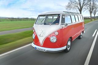 Ten busik ma 23 okna i jest symbolem Volkswagena. Kultowa Samba ma już 70 lat
