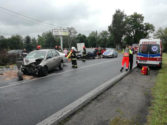 Chełm Śląski: Poważny wypadek na DW934. Rannych zostało pięć osób, w tym jedno dziecko [ZDJĘCIA]